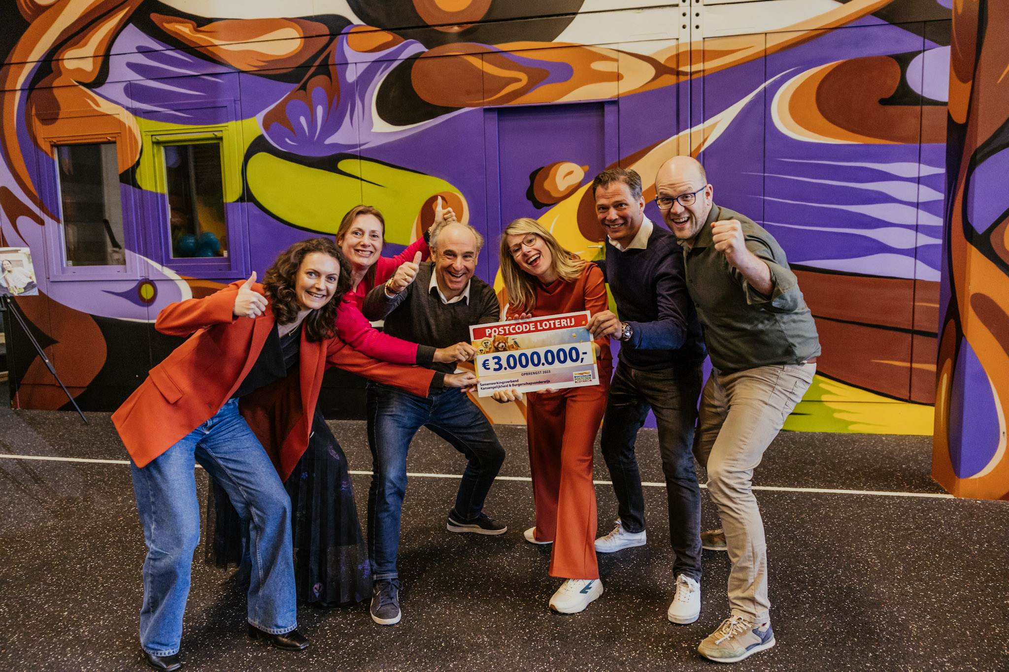 SKB-foto cheque-3 miljoen-Nationale Postcode Loterij